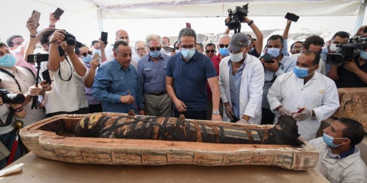 An image of one of the recently excavated sarcophagi from the royal necropolis of Saqqara and reporters and Egyptian high officials. Image Credit: Khaled El-Enany.