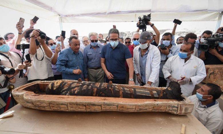 An image of one of the recently excavated sarcophagi from the royal necropolis of Saqqara and reporters and Egyptian high officials. Image Credit: Khaled El-Enany.