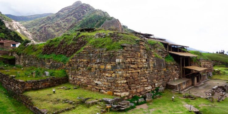 Side view of the remains of the ancient "castle" of Chavin de Huantar. Source: South American Wonders