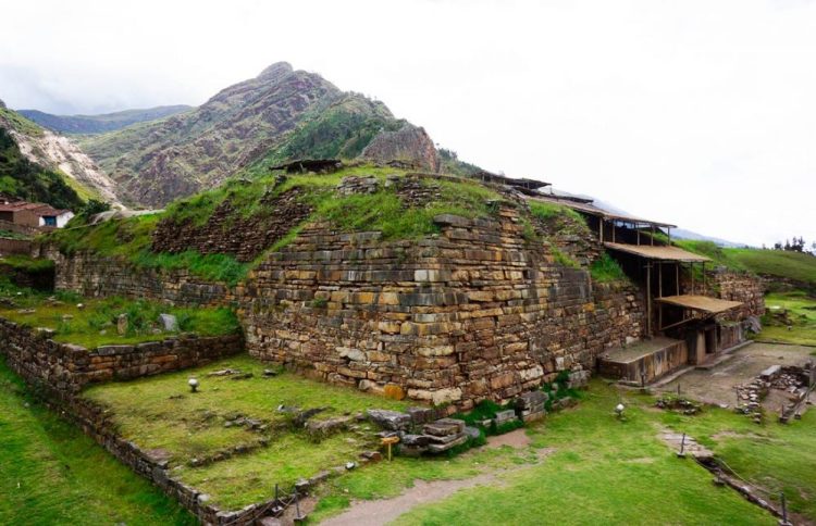 Side view of the remains of the ancient "castle" of Chavin de Huantar. Source: South American Wonders