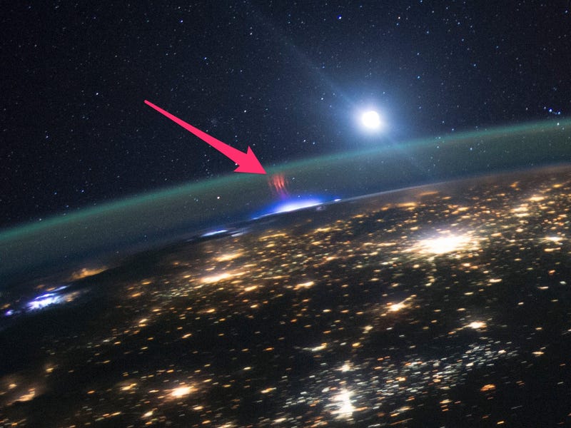 Красные спрайты, снятые Международной космической станцией над Соединенными Штатами в 2015 году. Фото: НАСА