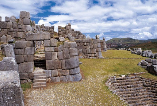 The mastership of the Incas is even more impressive in the curved stones that shape the zigzagged design of Sacsayhuaman. How did they manage to process stones this well and smoothen them to this extent.