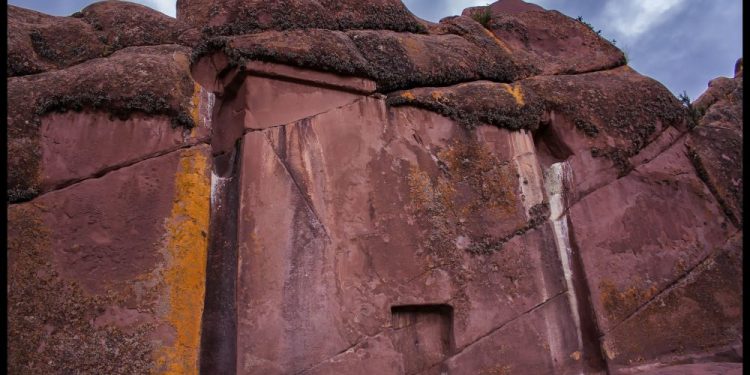 The Gate of the Gods in Peru, a mysterious site of unknown origin. In each case, it is impossible that it is a natural formation, right?