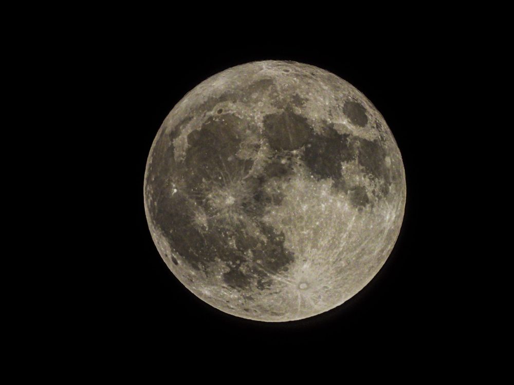 Check Out 5 Stunning Images Of Octobers Rare Full Blue Moon — Curiosmos E36