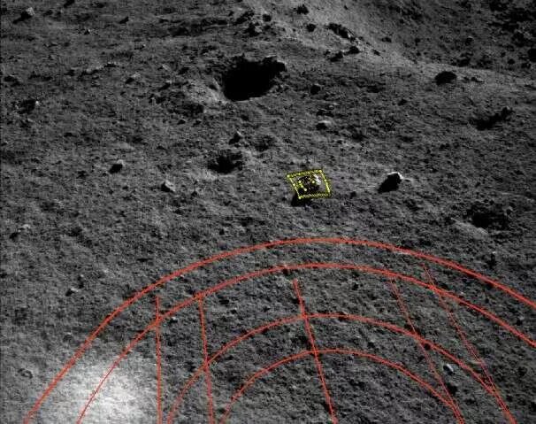 This time in yellow, you can see the rock target. In red is the route planning for the movement. This image comes from the navigation camera of the rover. Credit: CLEP