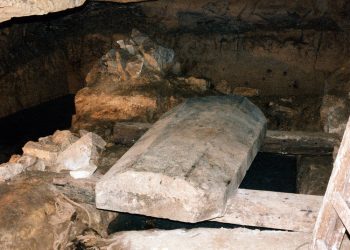 The sarcophagus on the lowest level of the Osiris Shaft when it was opened. Credit: iramofpillars.com