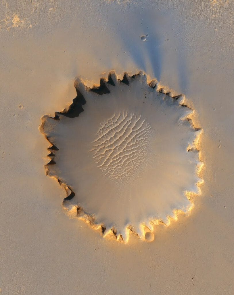 The Victoria Crater with its unconventional shape caused by erosion. Credit: HIRISE, NASA