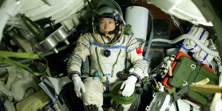 Astronaut Yang Liwei aboard the Shenzhou 5 spacecraft during his mission which was interrupted by the weird knocking sound. Credit: China.org.cn