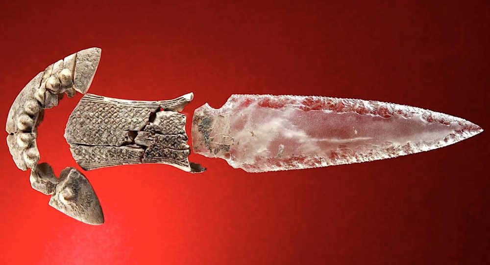 Let's take a moment to admire the craftsmanship behind this incredible crystal dagger. Credit: My Modern Met