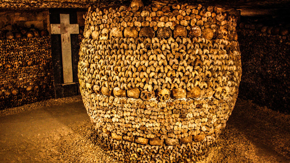 When the catacombs were officially opened to the public, officials arranged the bones in a more "artistic" manner to make the place more attractive. Credit: Wikimedia Commons
