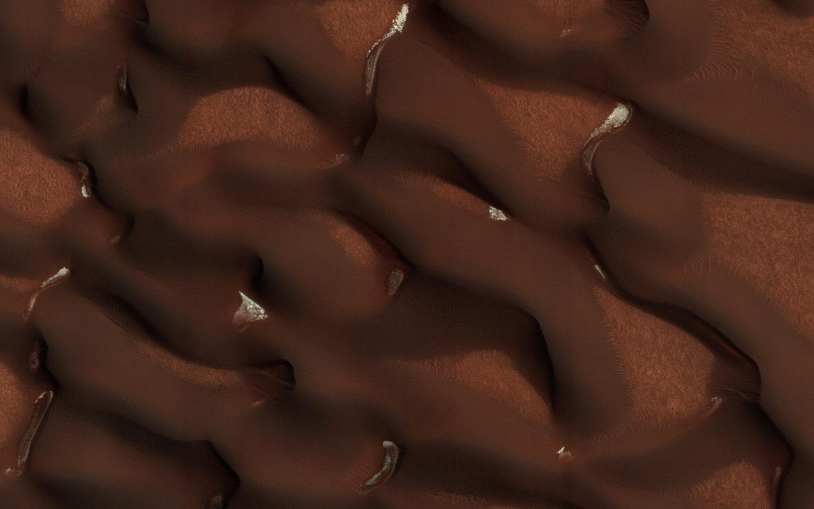 An image from the Martian summer of 2018 when the sand dunes were almost entirely free of the seasonal ice. Credit: NASA/JPL-Caltech/Univ. of Arizona