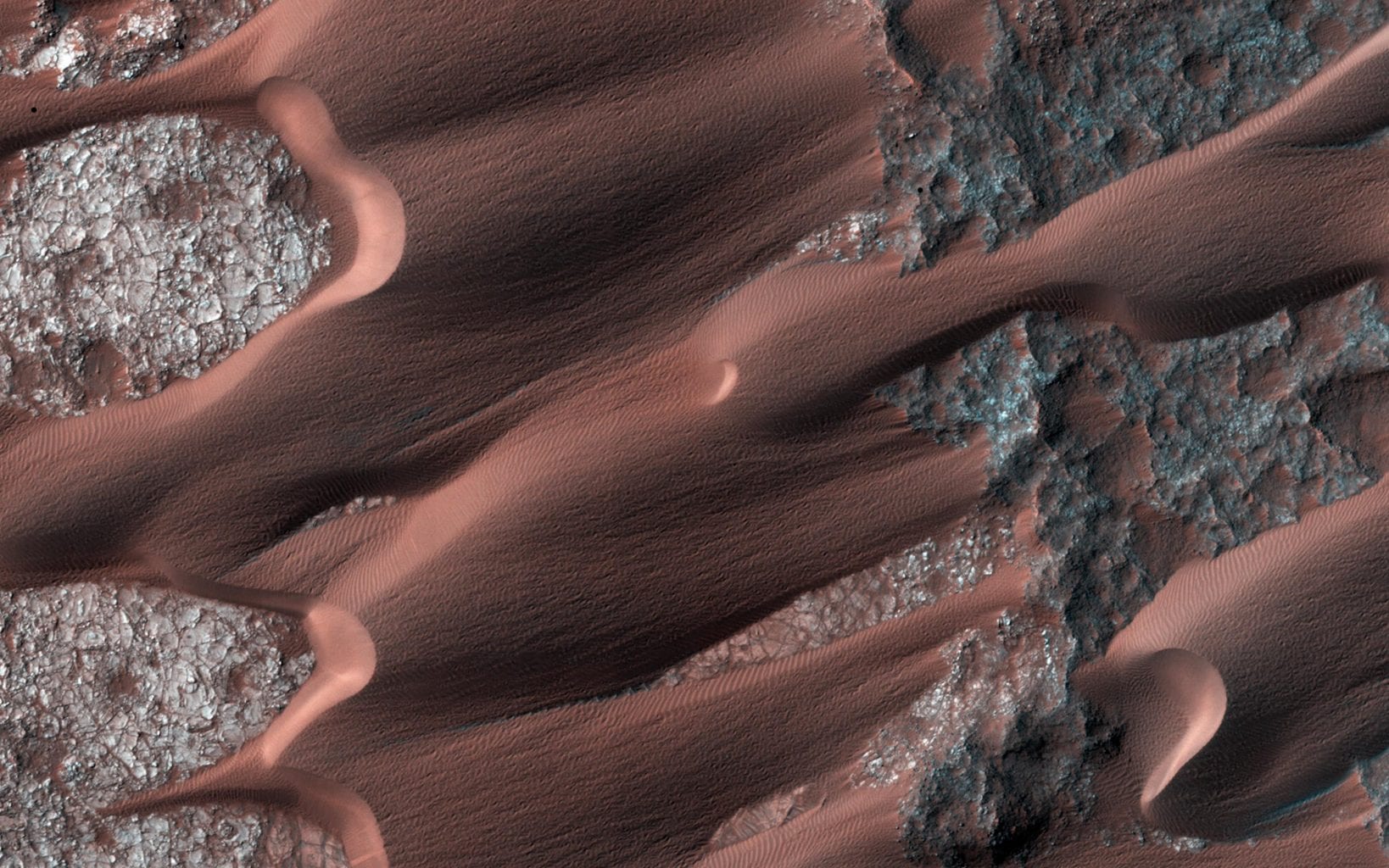 The Nili Patera dune field, photographed here by the Mars Reconnaissance Orbiter, lies on an ancient bed of solidified lava. Credit: NASA/JPL-Caltech/Univ. of Arizona
