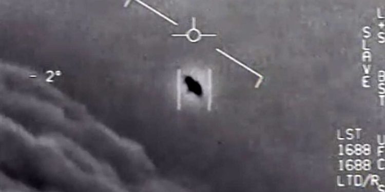 As we approach the release of the complete UFO report by the American government, a former officer has revealed that UFOs have previously disabled America's nuclear weapons. Credit: US Navy