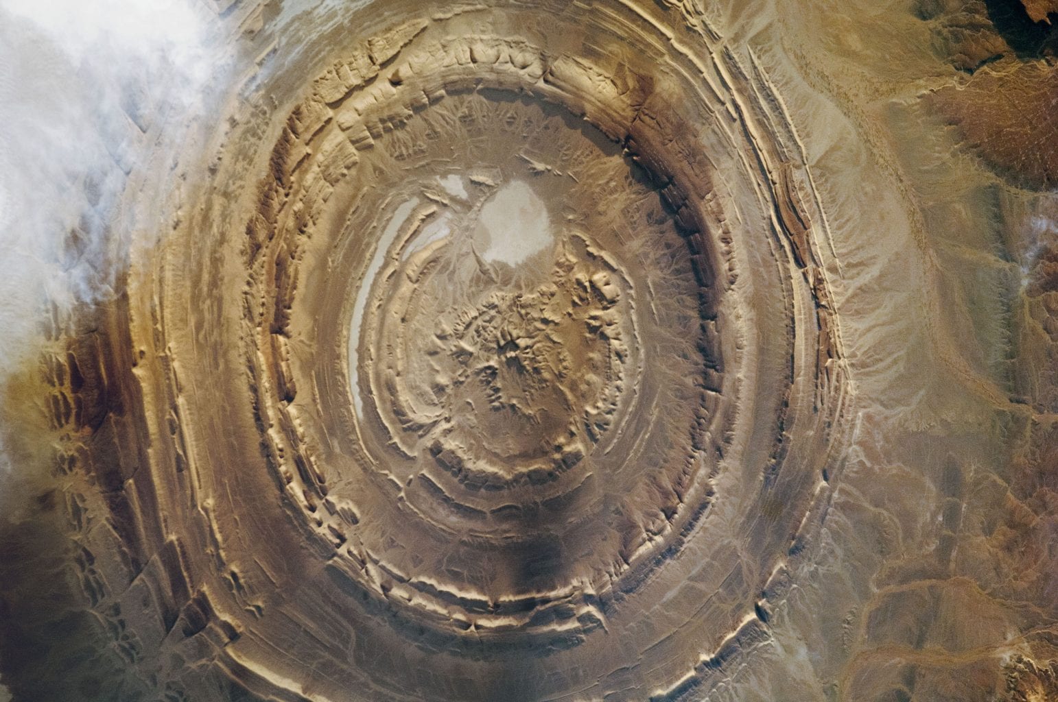 Astronautfoto van de Richat-structuur met versterkt contract dat de geologische kenmerken van de formatie onthult. Krediet: NASA
