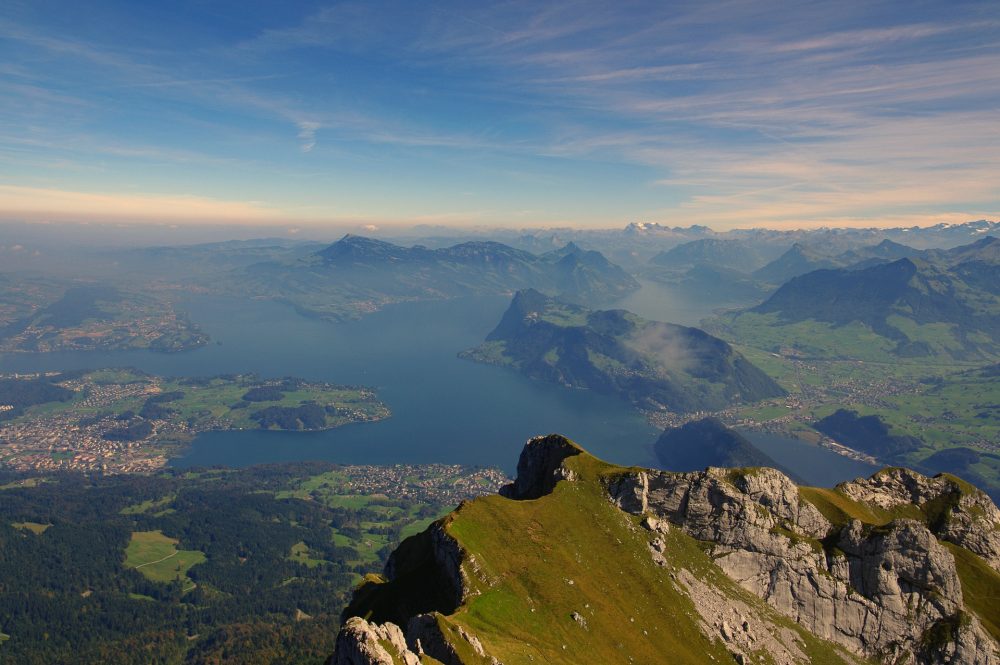 The oldest evidence of human settlement in the Lucerne area was discovered in the shallow waters of Lake Lucerne. Credit: Pixabay / b52_Tresa