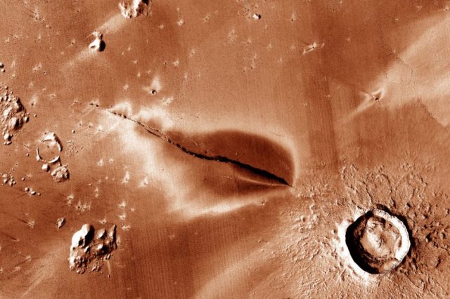 Young deposits of volcanic material near the fault of the Cerberus Fossae system. The diameter of the structure is about 10 km. This evidence suggests that Mars could still be volcanically active. Credit: NASA / JPL / MSSS / The Murray Lab