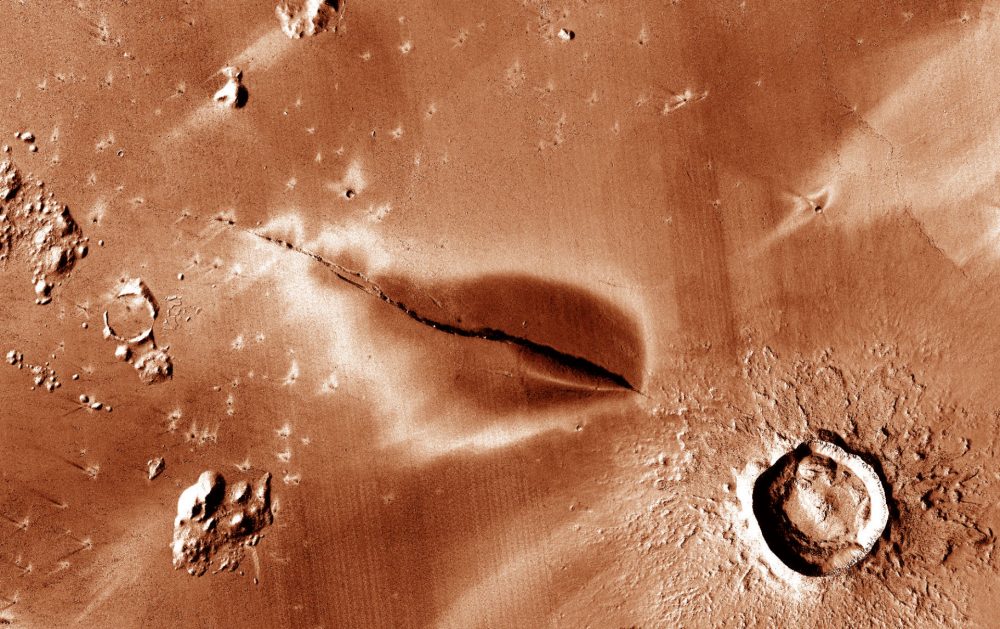 Young deposits of volcanic material near the fault of the Cerberus Fossae system. The diameter of the structure is about 10 km. This evidence suggests that Mars could still be volcanically active. Credit: NASA / JPL / MSSS / The Murray Lab