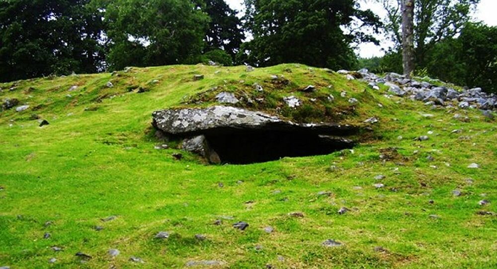 The burial chamber of Dunchraigaig Cairn where an amateur archaeologist found the oldest deer rock paintings in Scotland. Credit: Sputnik
