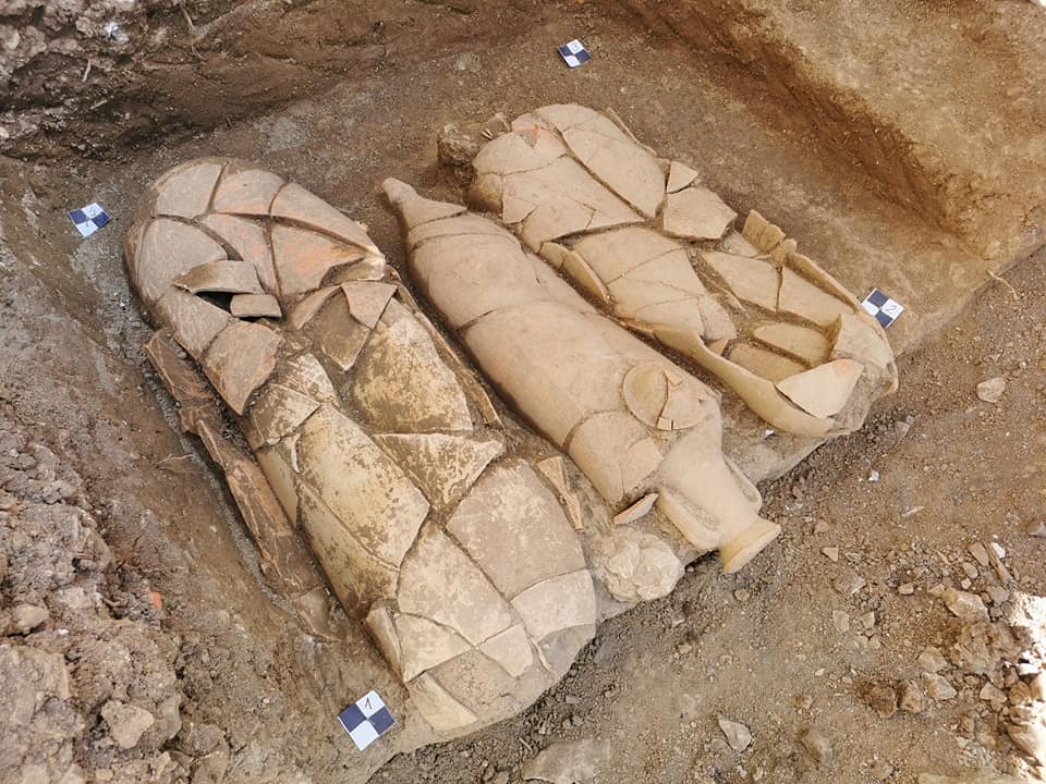 Three burials in amphorae discovered in the new necropolis. Credit: Kantharos / Facebook