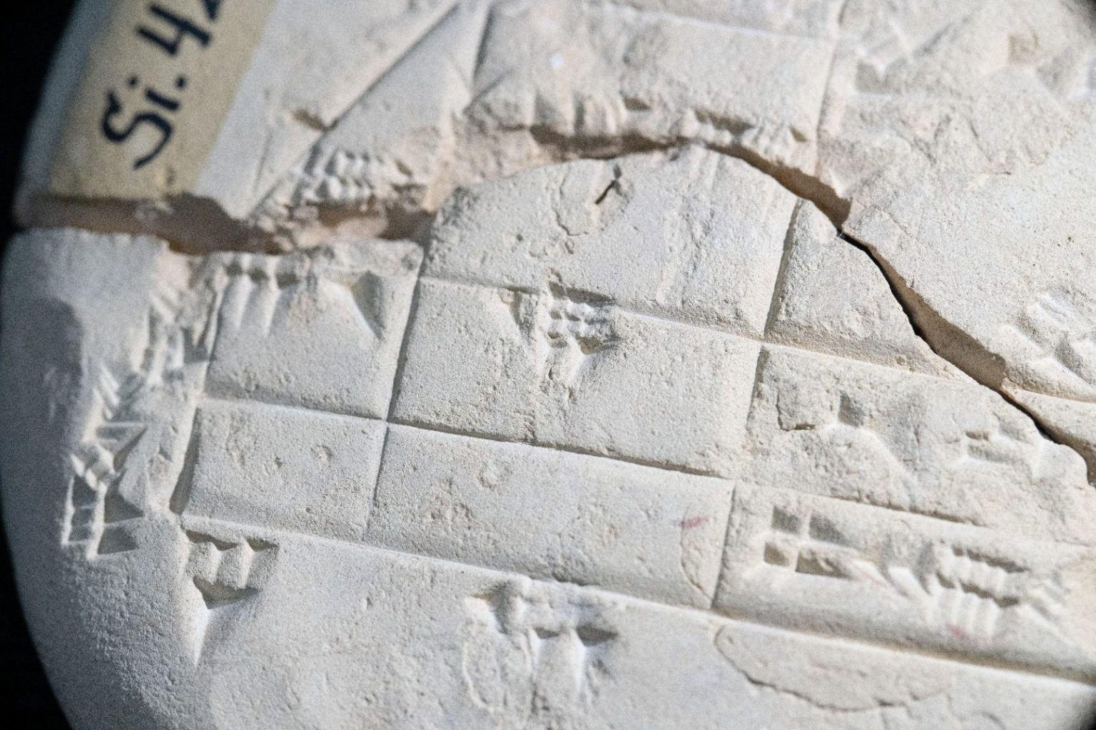 Close-up shot of the tablet revealing the oldest example of applied geometry. Credit: UNSW