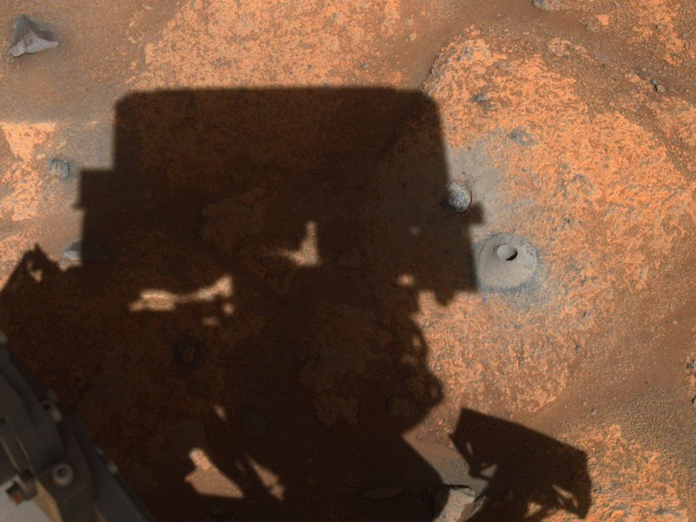 Another shot of the hole Perseverance drilled in the ground. Credit: NASA / JPL-Caltech