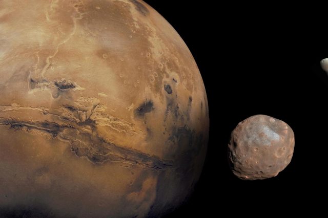 Astronomers have proposed that we should search for life on Phobos instead of on Mars. Credit: NASA/JPL-CALTECH/UNIVERSITY OF ARIZONA