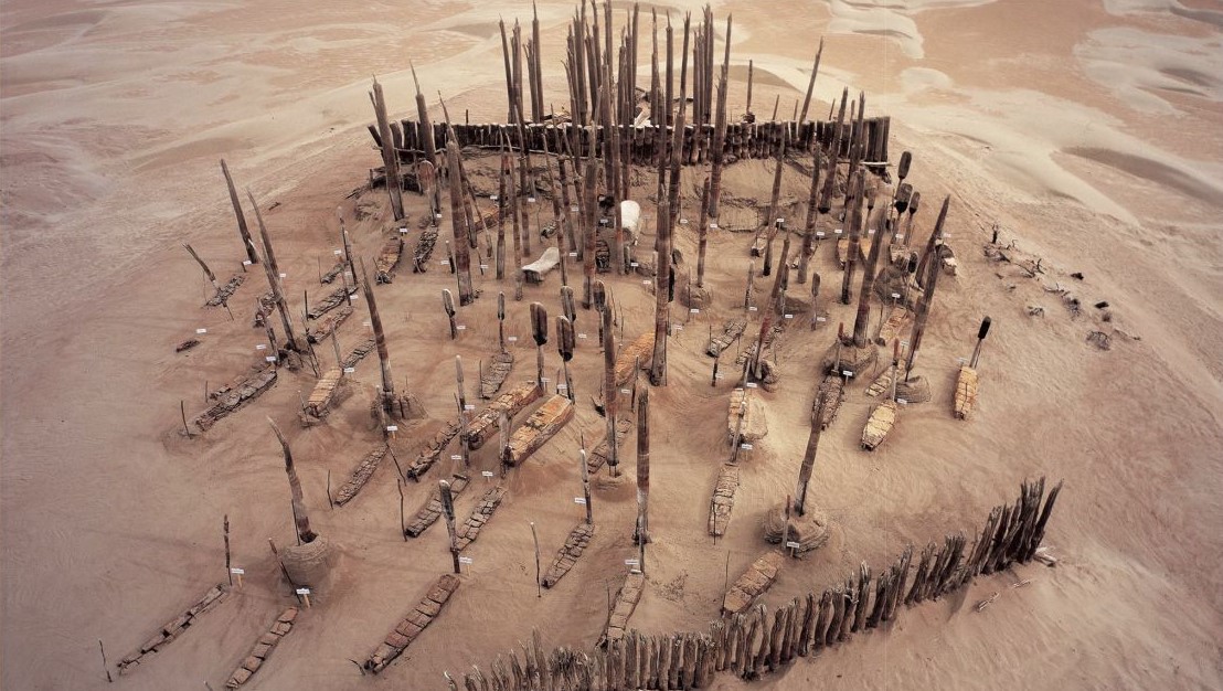 Dutzende von Tarim-Mumien wurden auf dem Xiaohe-Friedhof im Tamir-Becken in Holzbooten begraben. Quelle: Wenying Li, Xinjiang Institute of Cultural Relics and Archaeology