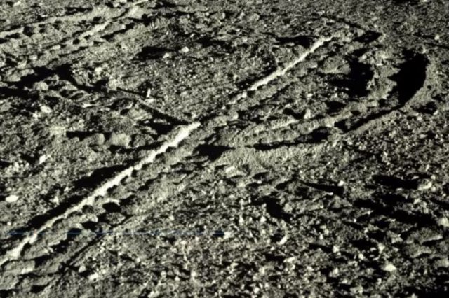 Rover tracks of Yutu-2. Image Credit: China Lunar Exploration Project.