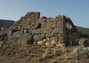 Exterior walls of the Pyramid of Hellinikon near Kefalari Peloponnese Greece — Depositphotos.