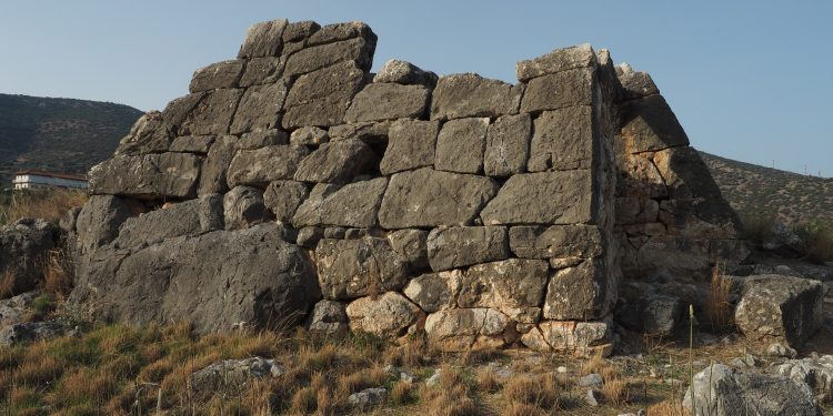 Exterior walls of the Pyramid of Hellinikon near Kefalari Peloponnese Greece — Depositphotos.