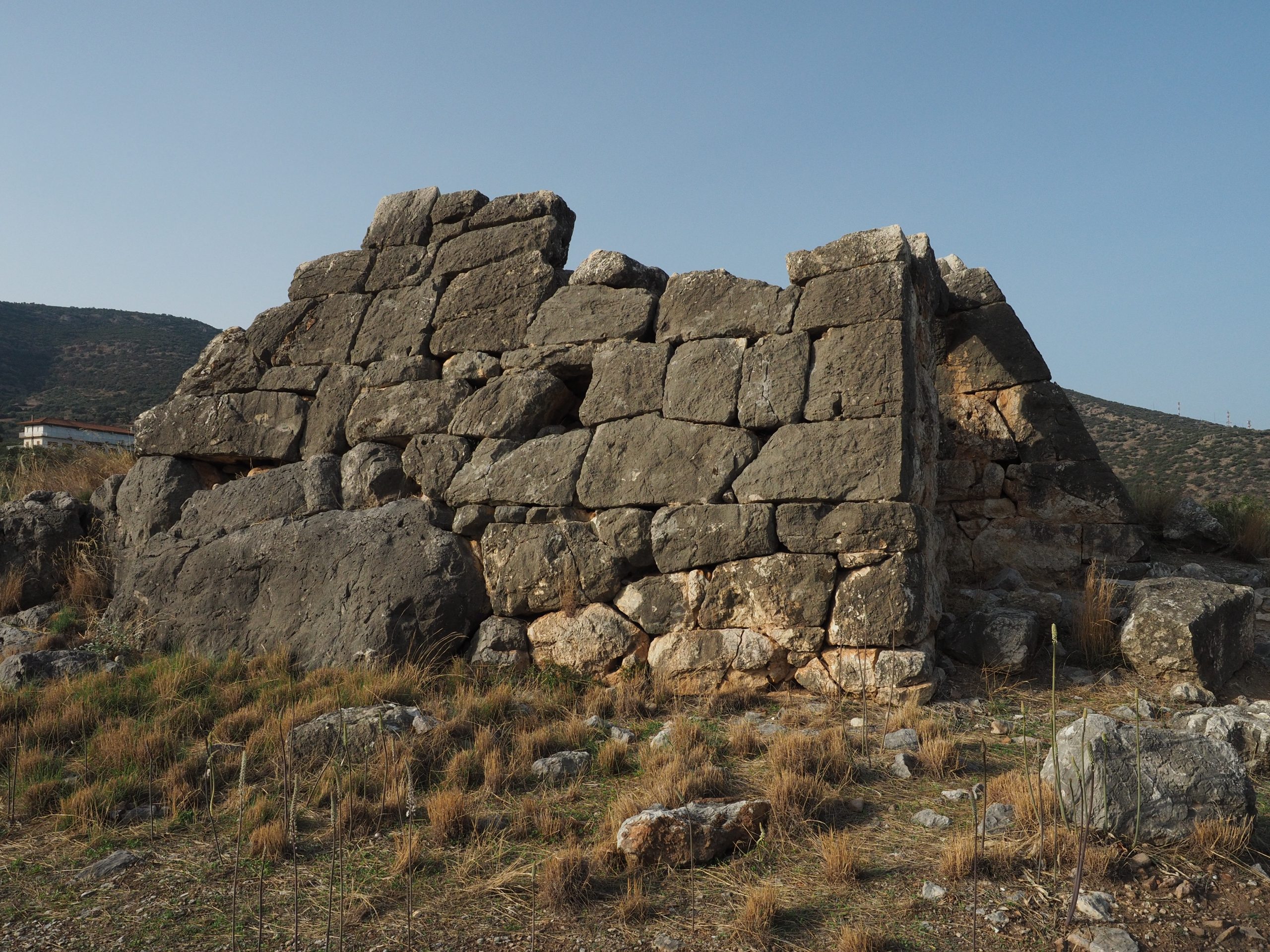 Exterior walls of the Pyramid of Hellinikon near Kefalari Peloponnese Greece — Depositphotos.