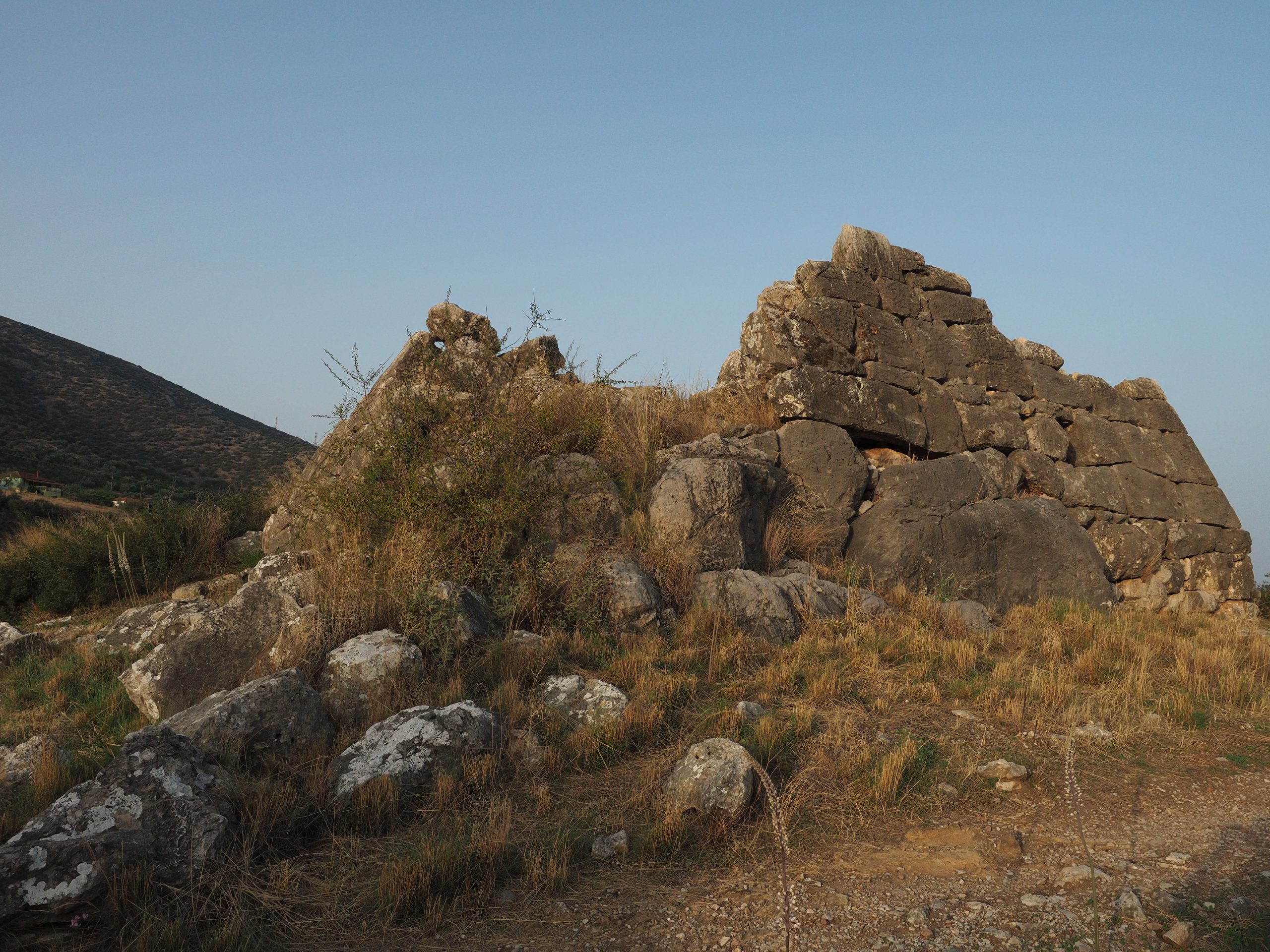 Rear view of the Pyramid of Hellinikon near Kefalari Peloponnese Greece — Depositphotos.