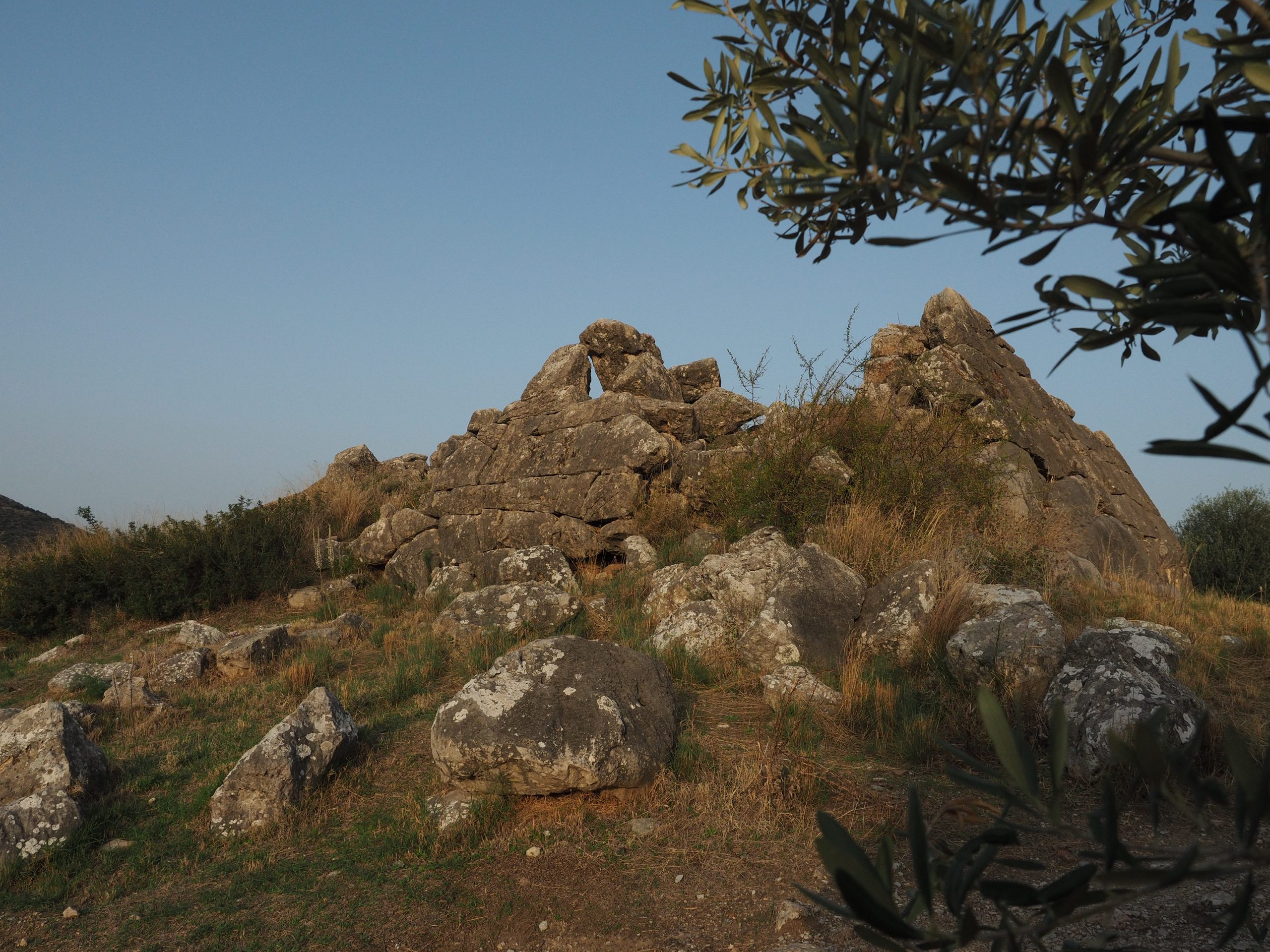 Side view of the Pyramid of Hellinikon near Kefalari Peloponnese Greece — Depositphotos.
