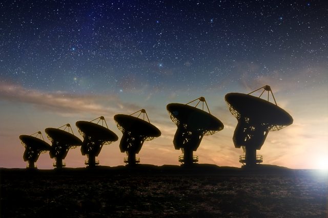A photograph showing radio telescopes like the ones astronomers aim to combine in the MeerKAT project. Depositphotos.
