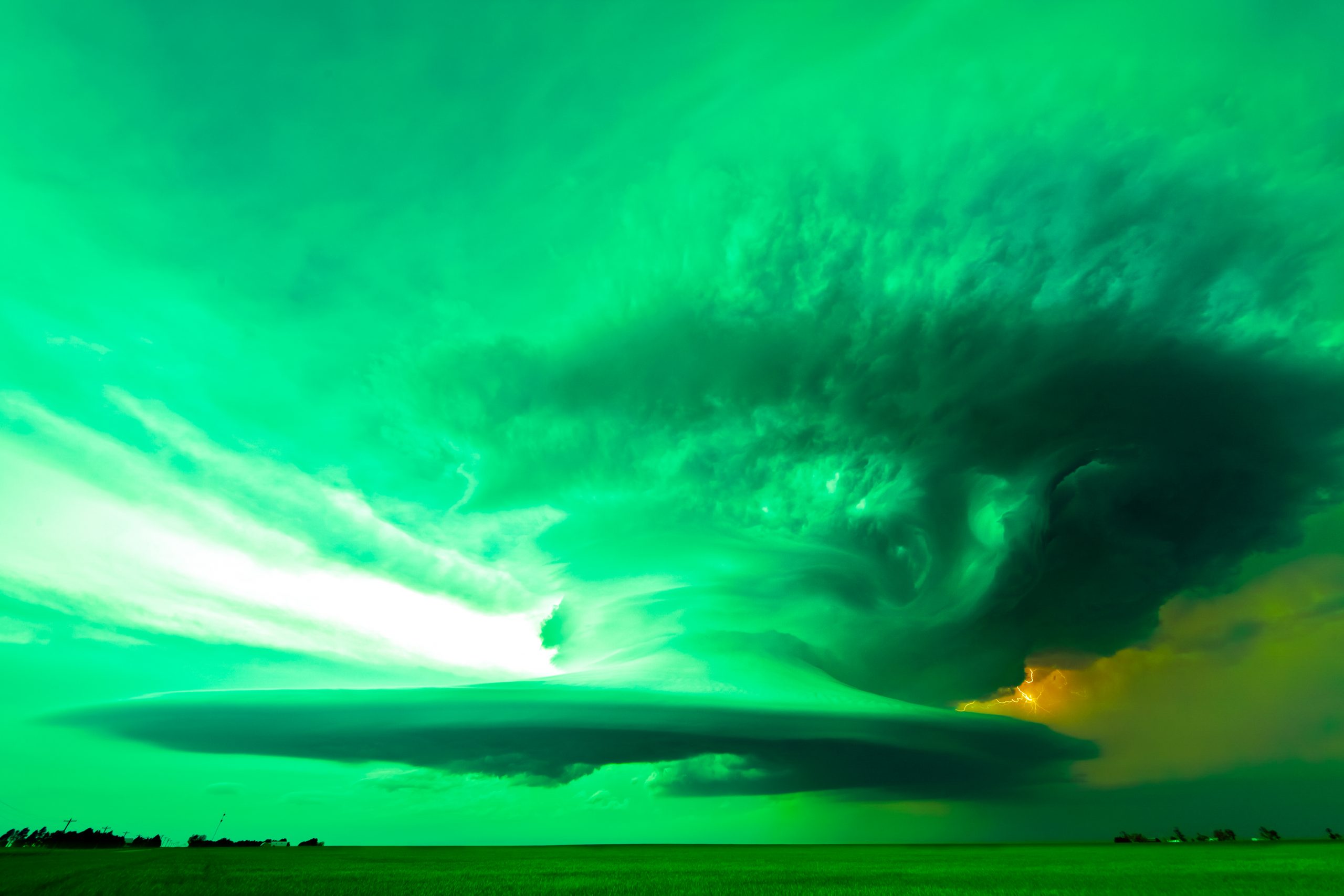 An apocalyptic sight saw the sky turn green in the United States. Depositphotos.