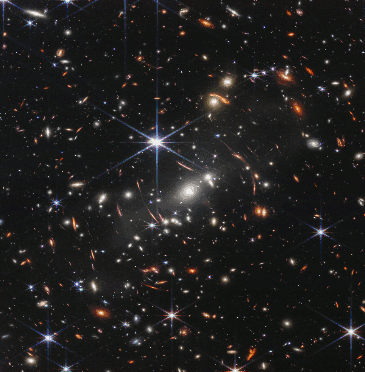 Comparison of images of SMACS 0723 taken by Hubble and more recently by James Webb (©NASA).