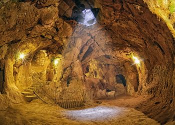 A room in the deep interior of the underground city of Derinkuyu. Depositphotos.