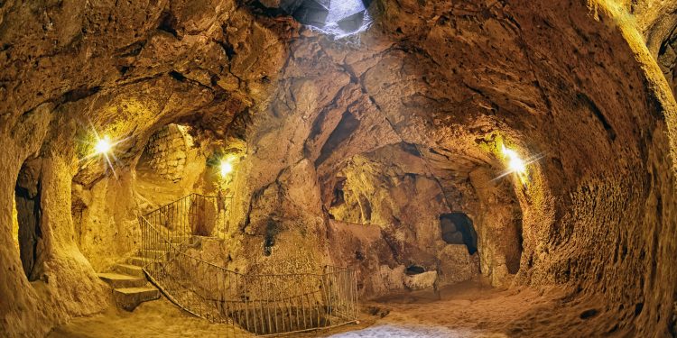 A room in the deep interior of the underground city of Derinkuyu. Depositphotos.