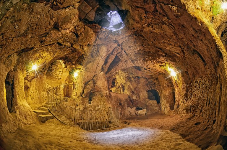 A room in the deep interior of the underground city of Derinkuyu. Depositphotos.