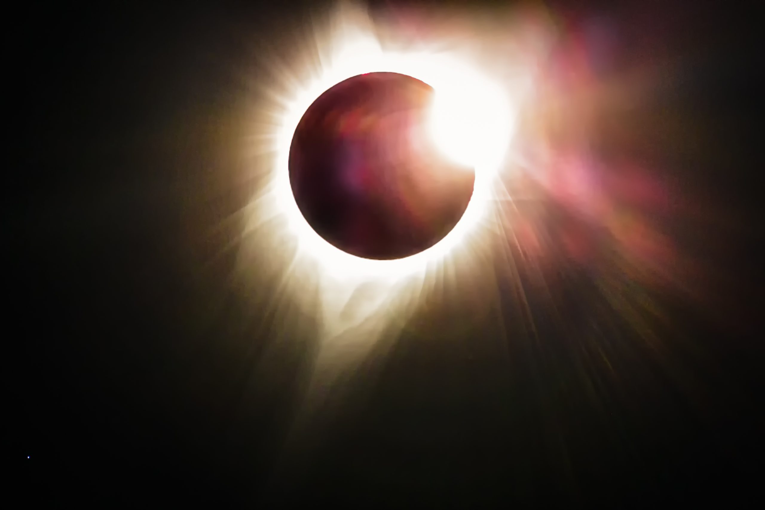 A color image of the total solar eclipse as seen from Oregon, USA. Image Credit: YAYImages/Backyardphotography.