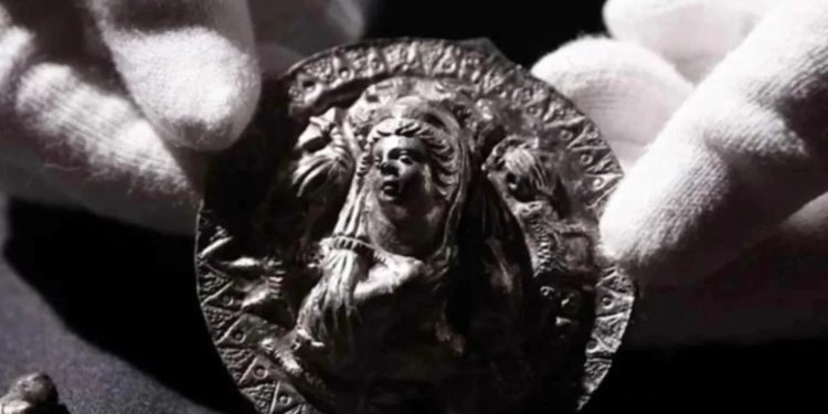 A photograph pf the medallion belonging to Aphrodite. Image Credit: Volnoe Delo Foundation.