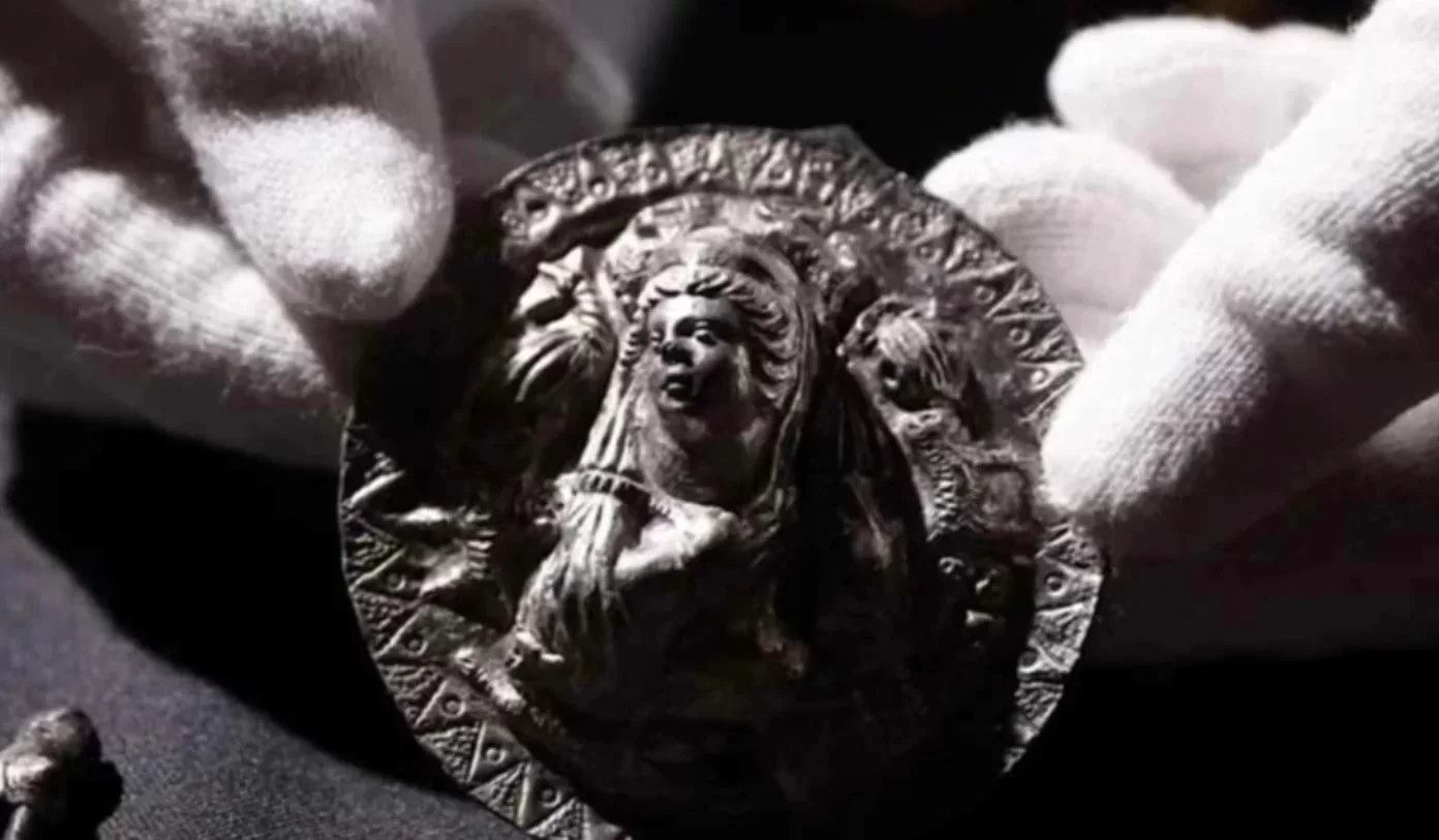 A photograph pf the medallion belonging to Aphrodite. Image Credit: Volnoe Delo Foundation.