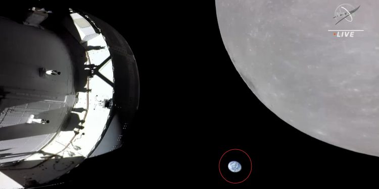 A screenshot of the Orion spacecraft, the Moon, and Earth. NASA.