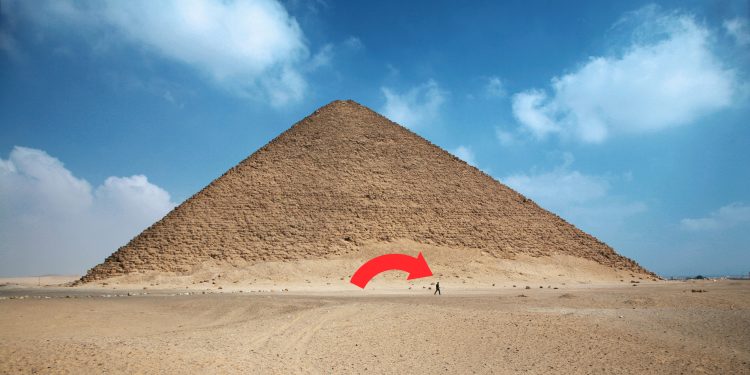 The Red Pyramid of Sneferu. YAYIMAGES/Curiosmos.