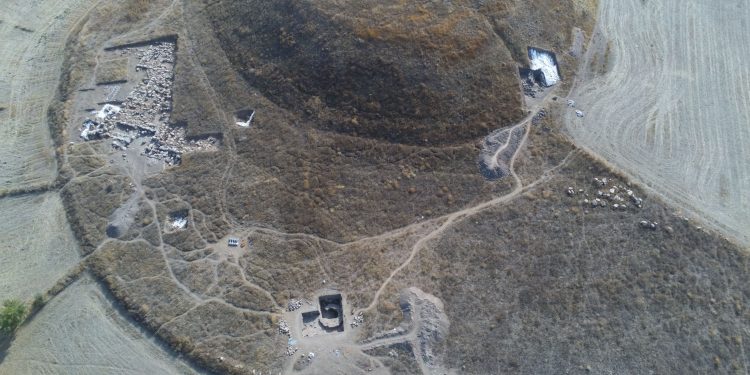 An aerial view of the strange circular structure that could belong to the long-lost ancient city of Zippalanda. Image Credit: archeologiaviva.it/ Emanuele Tacola.