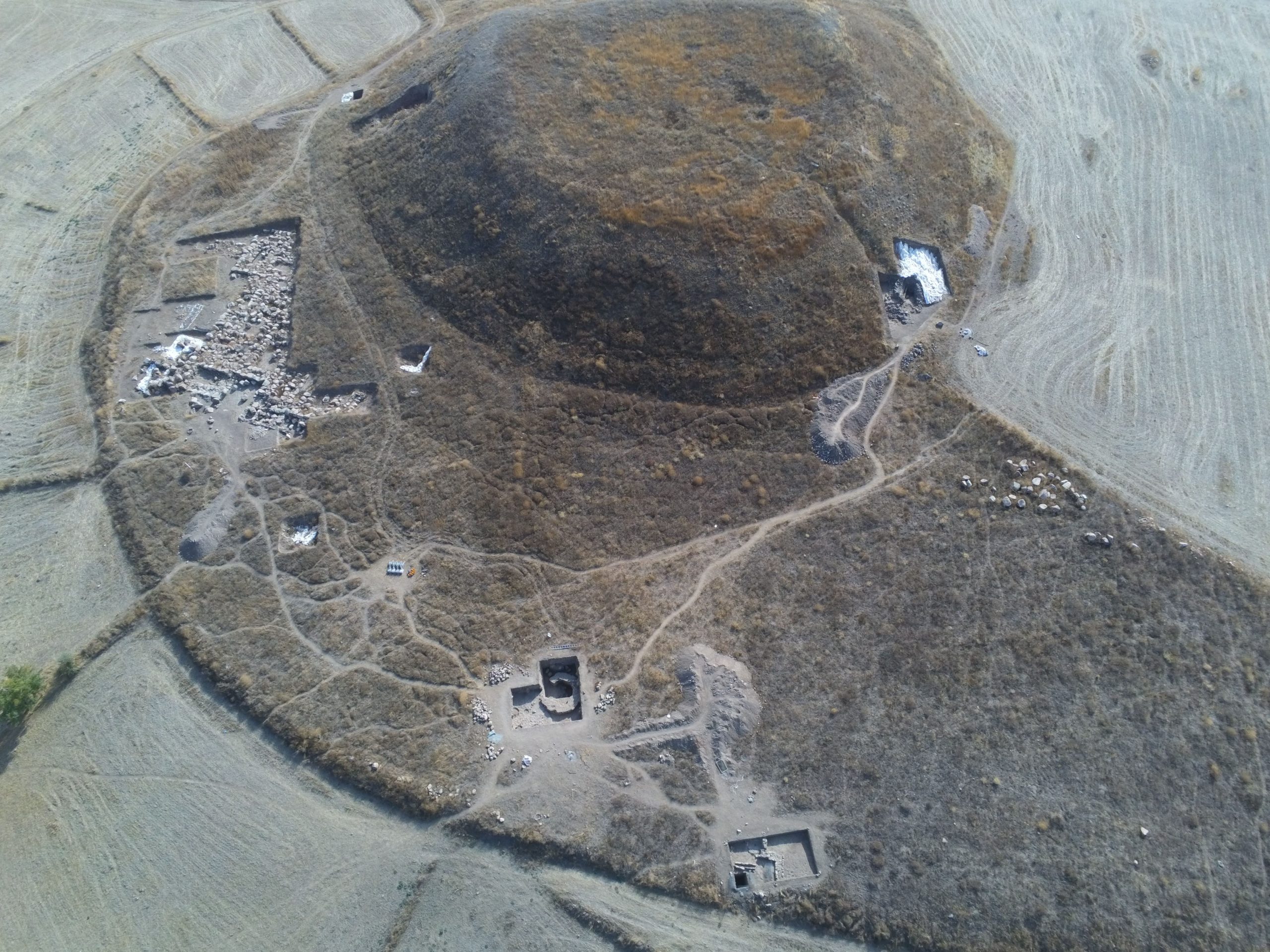 An aerial view of the strange circular structure that could belong to the long-lost ancient city of Zippalanda. Image Credit: archeologiaviva.it/ Emanuele Tacola.