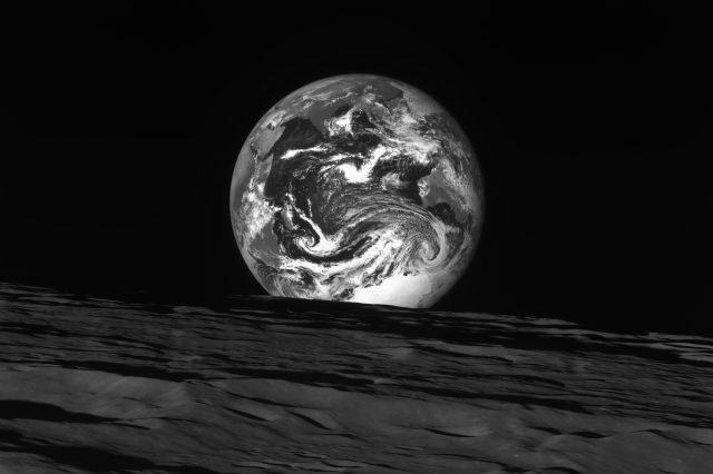 A black and white photograph of the Earth rising behind the Moon. Image Credit: Danuri/ South Korean Space Agency.