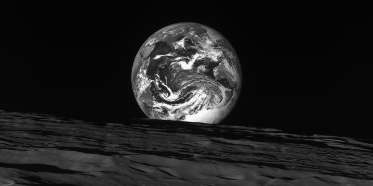 A black and white photograph of the Earth rising behind the Moon. Image Credit: Danuri/ South Korean Space Agency.