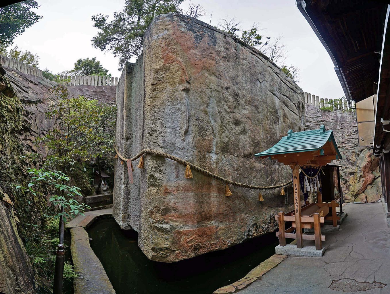 The IshinoHoden, a 500Ton Megalithic Mystery — Curiosmos