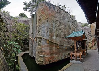 A view of the Ishi-no-Hoden. Wikimedia Commons.